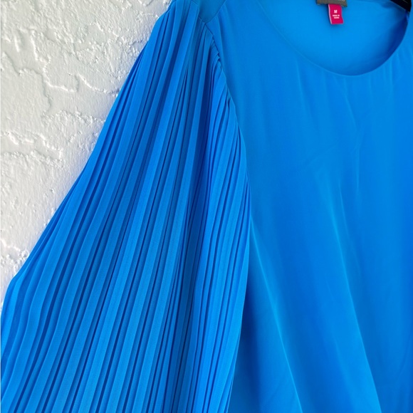 NEW Elegant Vince  Camuto Blouse with pleated sleeves! - Picture 2 of 8